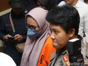 Tampang Tersangka Penipuan-Foto di Billboard Makassar saat Dipamerkan Polisi Tampang Tersangka Penipuan-Foto di Billboard Makassar saat Dipamerkan Polisi