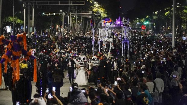 People take part in the Grand Procession of the Mexico's iconic 