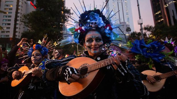 Participants with faces painted as the popular Mexican figure 