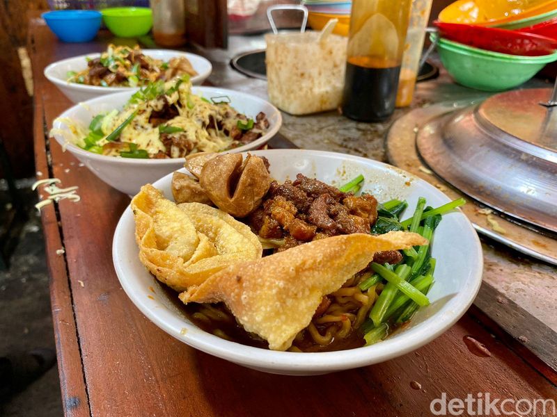 Mie Ayam Sapi Pedes Sedep: Mulur Gurih! Mie Ayam Topping Daging Sapi yang Viral