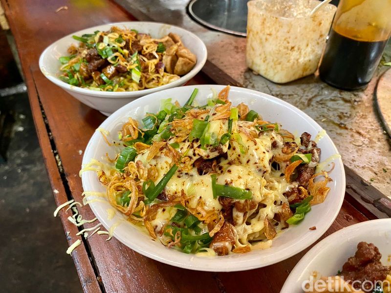 Mie Ayam Sapi Pedes Sedep: Mulur Gurih! Mie Ayam Topping Daging Sapi yang Viral