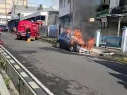 Terparkir di Pinggir Jalanan Cianjur, Mobil Pelat B Tiba-tiba Terbakar
