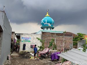 Kesaksian Warga Sidoarjo Saat Musala Tetap Kokoh Dihantam Puting Beliung Kesaksian Warga Sidoarjo Saat Musala Tetap Kokoh Dihantam Puting Beliung