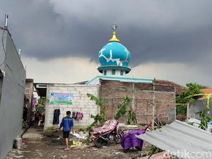 Ajaib! Kubah Musala Mlaten Utuh Tak Tersentuh Puting Beliung Sidoarjo Ajaib! Kubah Musala Mlaten Utuh Tak Tersentuh Puting Beliung Sidoarjo