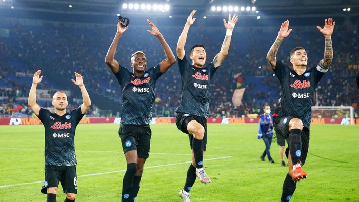 ROME, ITALY - OCTOBER 23: Stanislav Lobotka of SSC Napoli, Victor Osimhen of SSC Napoli, Min-Jae Kim of SSC Napoli and Giovanni Di Lorenzo of SSC Napoli celebrate after winning  the Serie A match between AS Roma and SSC Napoli at Stadio Olimpico on October 23, 2022 in Rome, Italy. (Photo by Matteo Ciambelli/DeFodi Images via Getty Images)