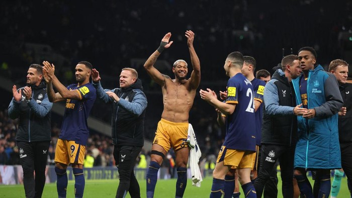 LONDON, ENGLAND - OCTOBER 23: Joelinton of Newcastle United celebrates after their sides victory during the Premier League match between Tottenham Hotspur and Newcastle United at Tottenham Hotspur Stadium on October 23, 2022 in London, England. (Photo by Julian Finney/Getty Images)
