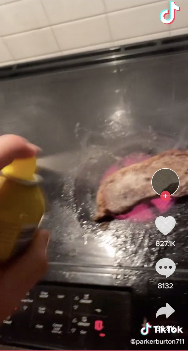 Orang masak steak di kompor listrik