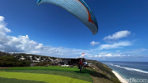 Mencoba Paragliding di Pantai Pandawa Bali, Seru Sekali!
