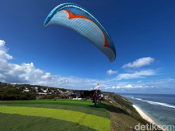 Mencoba Paragliding di Pantai Pandawa Bali, Seru Sekali!