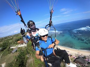 Liburan ke Bali Harus Coba Paralayang di Pantai Timbis, Berani?