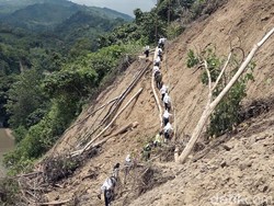 Pelajar di Polman Bertaruh Nyawa Lewati Tebing Bekas Longsor Demi ke Sekolah