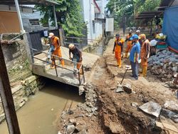 Jembatan Rumah Penyebab Banjir di Pondok Bambu Jaktim Dibongkar!