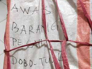 Penampakan Kardus Persembunyian 2 Anak di Kapal Maluku Demi Temui Ibu Penampakan Kardus Persembunyian 2 Anak di Kapal Maluku Demi Temui Ibu