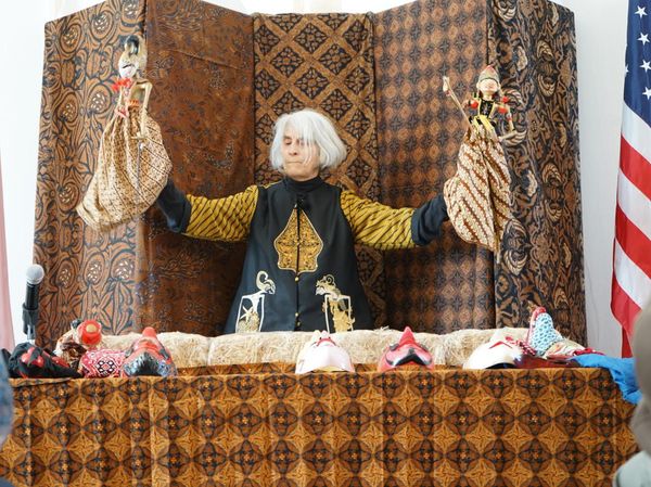 Pentas Wayang Golek Unik di Amerika, Dalangnya Bule!
