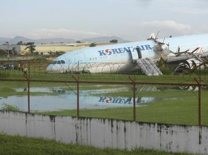 Penampakan Pesawat Korean Air yang Tergelincir di Ujung Landasan