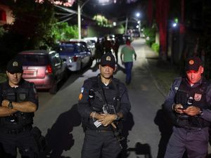 Ogah Ditangkap, Politikus Sekutu Presiden Brasil Lempar Granat ke Polisi Ogah Ditangkap, Politikus Sekutu Presiden Brasil Lempar Granat ke Polisi