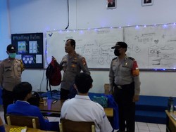 Cegah Tawuran, Polisi Periksa Tas Pelajar SMA di Pancoran Jaksel