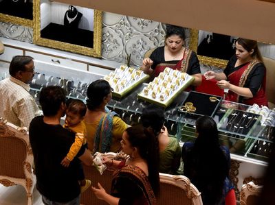 Potret Perayaan Diwali, Warga India Borong Emas