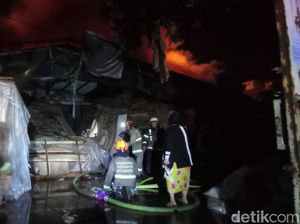 Petugas Masih Berjibaku Padamkan Api di Gudang Tripleks Bandung
