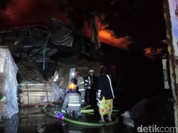 Petugas Masih Berjibaku Padamkan Api di Gudang Tripleks Bandung