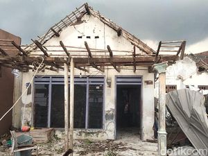 Potret Kerusakan Akibat Terjangan Puting Beliung di Sidoarjo Potret Kerusakan Akibat Terjangan Puting Beliung di Sidoarjo
