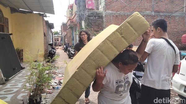 Warga Sidoarjo Mengais Rumah yang Diacak-acak Puting Beliung