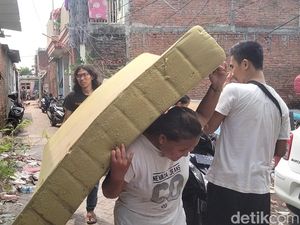 Warga Sidoarjo Mengais Rumah yang Diacak-acak Puting Beliung