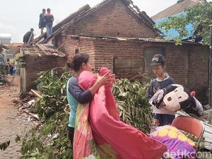 Seragam-Sepatu Basah Imbas Puting Beliung, Puluhan Siswa Tak Masuk Sekolah Seragam-Sepatu Basah Imbas Puting Beliung, Puluhan Siswa Tak Masuk Sekolah