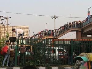 Rayakan Diwali, Warga India Ramai-ramai Pulang Kampung