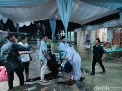 Banjir Luapan Anak Kali Lamong Gresik Bikin Resepsi Pernikahan Gagal Total