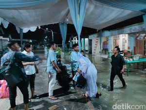 Banjir Luapan Anak Kali Lamong Gresik Bikin Resepsi Pernikahan Gagal Total Banjir Luapan Anak Kali Lamong Gresik Bikin Resepsi Pernikahan Gagal Total