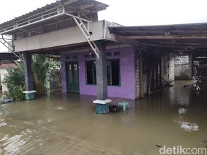 Kali Lamong Meluap, Ratusan Rumah di 3 Kecamatan Gresik Terendam Banjir Kali Lamong Meluap, Ratusan Rumah di 3 Kecamatan Gresik Terendam Banjir