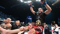 Momen Islam Digendong Khabib Rayakan Juara UFC 280