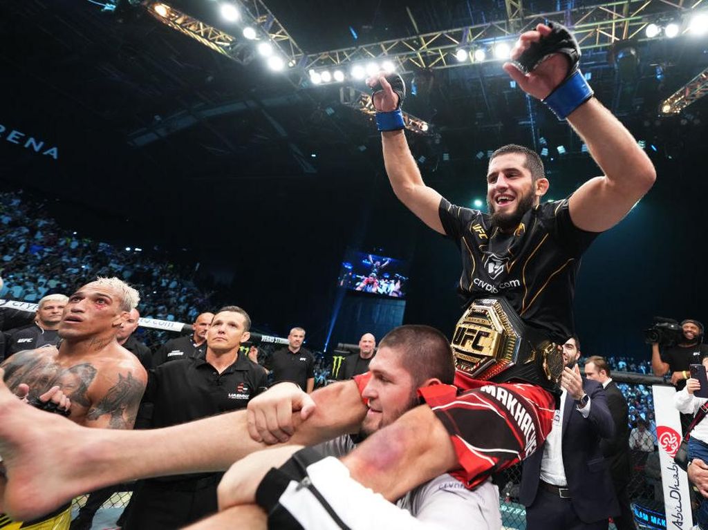 Momen Islam Digendong Khabib Rayakan Juara UFC 280 Momen Islam Digendong Khabib Rayakan Juara UFC 280