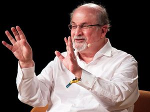 Novelis Salman Rushdie Buta Sebelah Usai Ditikam di New York Novelis Salman Rushdie Buta Sebelah Usai Ditikam di New York