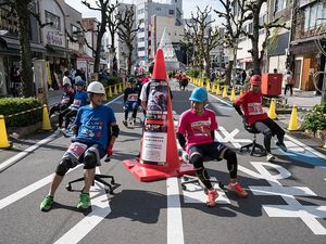 Serunya Balapan Kursi Kantor di Jalanan Jepang, Berhadiah Beras