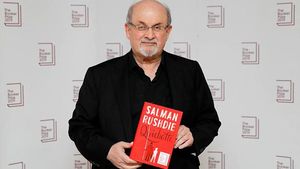 Sosok Salman Rushdie, Novelis Kontroversial yang Ditikam hingga Buta Sebelah