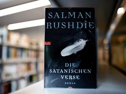 Larangan Buku The Satanic Verses Salman Rushdie di India Dicabut!