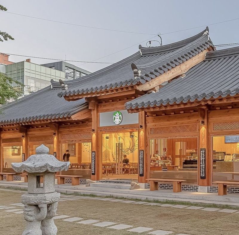 Starbucks Korea Desain Hanok