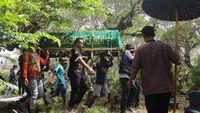 Suasana Pemakaman Korban ke-135 Tragedi Kanjuruhan