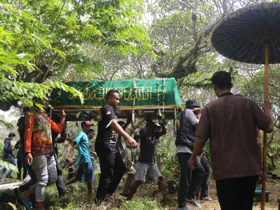 Suasana Pemakaman Korban ke-135 Tragedi Kanjuruhan