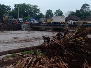 Debit Sungai Biluk Poh Jembrana Naik Lagi! Warga Waswas Banjir Susulan Debit Sungai Biluk Poh Jembrana Naik Lagi! Warga Waswas Banjir Susulan