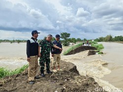 Tanggul Anak Kali Lamong Jebol, Ratusan Rumah Warga Cermen Gresik Kebanjiran