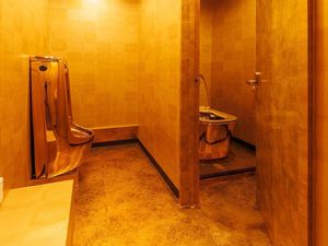 Foto: Toilet Emas Ala Crazy Rich di Kedai Shinjuku