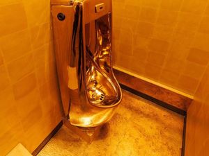 Toilet Bertabur Emas, Keluar dari Sini Berasa Crazy Rich