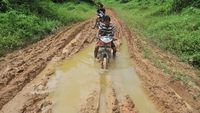 Tolong! Warga Suku Talang Mamak Terpaksa Lalui Jalan Lumpur