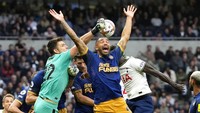 Tottenham kalah 1-2 dan harus merelakan catatan delapan kemenangan beruntun di kandang terhenti. AP/Frank Augstein