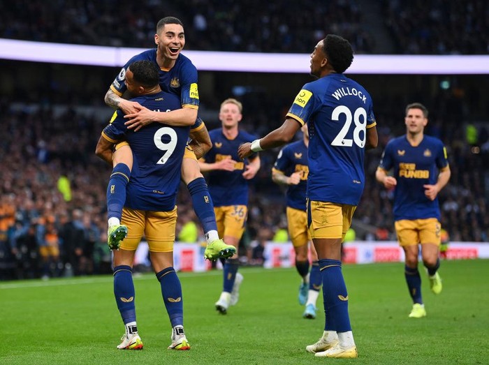 LONDON, ENGLAND - OCTOBER 23: Miguel Almiron celebrates with Callum Wilson of Newcastle United after scoring their team's second goal during the Premier League match between Tottenham Hotspur and Newcastle United at Tottenham Hotspur Stadium on October 23, 2022 in London, England. (Photo by Justin Setterfield/Getty Images)