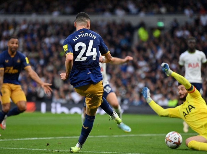 LONDON, ENGLAND - OCTOBER 23: Miguel Almiron of Newcastle United scores their team's second goal during the Premier League match between Tottenham Hotspur and Newcastle United at Tottenham Hotspur Stadium on October 23, 2022 in London, England. (Photo by Justin Setterfield/Getty Images)