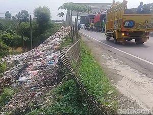 Jorok! Sampah Menumpuk di Pinggir Jalan Pantura Subang